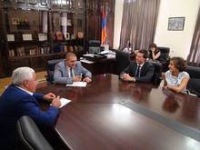 Կարեն Սարուխանյանը այսօր հանդիպել է ամերիկահայ աթլետ, արագավազորդ Ալեքսանդր Դոնիկյանին