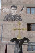 Գյումրիում բացվել է  44-օրյա պատերազմում անմահացած հերոս Ալեն Արտուշի Ստեփանյանի հիշատակը հավերժացնող հուշակոթող