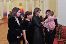 ՀՀ վարչապետի տիկին Աննա Հակոբյանն այսօր հյուրընկալել է 44-օրյա պատերազմից հետո պատերազմում անմահացած տղաների ընտանիքներում ծնված երեխաների