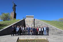 Շիրակի մարզպետի աշխատակազմի պատասխանատուները հարգանքի տուրք են մատուցել Հայրենական Մեծ պատերազմի հաղթանակի 80-ամյակի առթիվ