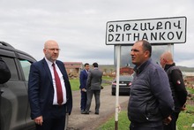 Շիրակի մարզպետը   հետևել է Զարինջա-Ձիթհանքով ավտոճանապարհի 4.3 կմ երկարությամբ հատվածի հիմնանորոգման աշխատանքների ընթացքին