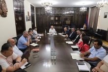 Շիրակի մարզպետ Դավիթ Առուշանյանն աշխատանքային խորհրդակցություն է անցկացրել մարզպետի տեղակալների, աշխատակազմի ոլորտային պատասխանատուների մասնակցությամբ