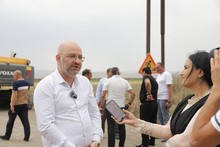 Շիրակի մարզպետ Դավիթ Առուշանյանն անդրադարձել է պետական միջոցներով հիմնանորոգվող Գյումրի-Արևիկ-Այգաբաց-Վարդաքար ավտոճանապարհի նոր մեկնարկած աշխատանքների ընթացքին