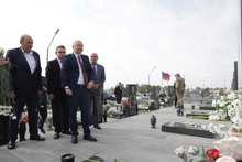 Շիրակի մարզպետ Դավիթ Առուշանյանի գլխավորությամբ բոլոր պատասխանատուները այցելել են Շիրակ գերեզմանատան «Ազատամարտիկների պանթեոն»