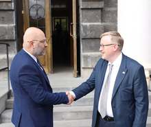 Շիրակի մարզպետ Դավիթ Առուշանյանն աշխատակազմի պատասխանատուների հետ ընդունել է ՀՀ-ում Կանադայի արտակարգ և լիազոր դեսպան Էնդրյու Թըրներին Շիրակի մարզպետ Դավիթ Առուշանյանն աշխատակազմի պատասխանատուների հետ ընդունել է ՀՀ-ում Կանադայի արտակարգ և լիազոր դեսպան Էնդրյու Թըրներին