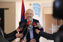 Շիրակի մարզպետ Դավիթ Առուշանյանը խորհրդակցությունից հետո պատասխանել է լրատվամիջոցներին հետաքրքրող հարցերին Շիրակի մարզպետ Դավիթ Առուշանյանը խորհրդակցությունից հետո պատասխանել է լրատվամիջոցներին հետաքրքրող հարցերին