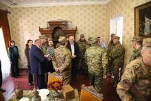 Շիրակի մարզպետը Գյումրու ժողովրդական ճարտարապետության և քաղաքային կենցաղի թանգարան է այցելել ՀՀ ՊՆ հանրապետական զինվորական կոմիսարիատի կոմիսարների հետ Շիրակի մարզպետը Գյումրու ժողովրդական ճարտարապետության և քաղաքային կենցաղի թանգարան է այցելել ՀՀ ՊՆ հանրապետական զինվորական կոմիսարիատի կոմիսարների հետ