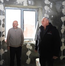  Շիրակի մարզպետ Դավիթ Առուշանյանը &laquo;Փարոս&raquo; հիմնադրամի գործադիր տնօրեն Փիթեր Աբաջյանի հետ եղել է Գյումրու Լիսինյան 15 շենքում