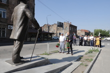 Շիրակի գործող մարզպետը Շիրակի առաջին մարզպետի հետ ծաղիկներ են խոնարհել Շիրակի առաջին նահանգապետ Կարո Սասունիի արձանին