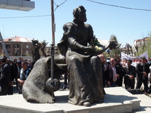 Սայաթ Նովայի արձանը համանուն փողոցում